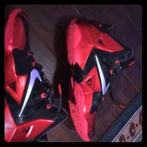 Nike lebron 11 red heat color. Size 10.5.